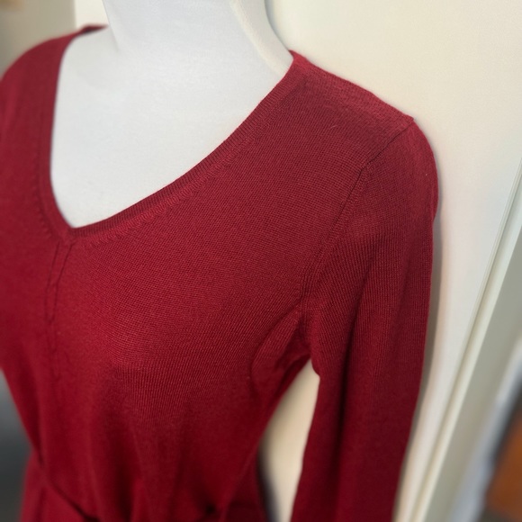 BCBG Small V neck sweater - Picture 7 of 8